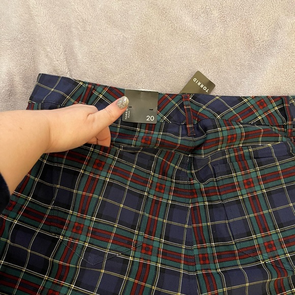 NWT TORRID plaid skinny leg with zipper detail. Size 20. - Picture 3 of 6